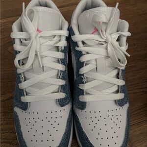 Jordan low SE Kids White and Denim-Blue Sneakers with Pink Logo